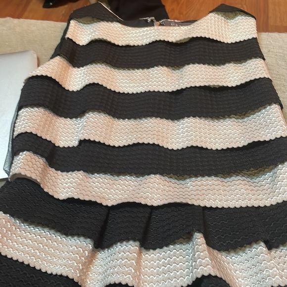 Also the back of the dress is open and mesh - Picture 3 of 3